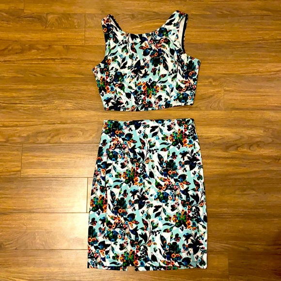 Floral 2-piece set. - Picture 1 of 2